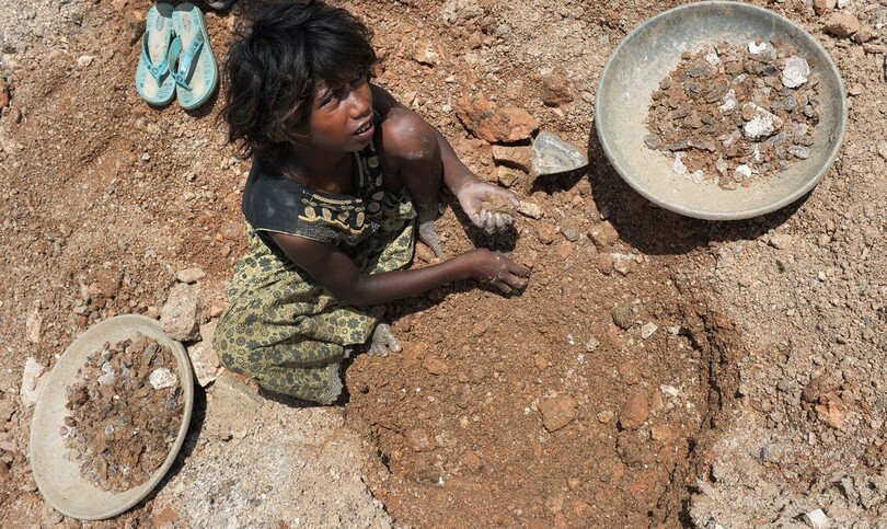 女性を彩る「きらめき」の影、雲母採取の児童労働 インド