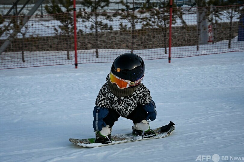 生後11か月、赤ちゃんスノーボーダーが話題に 中国
