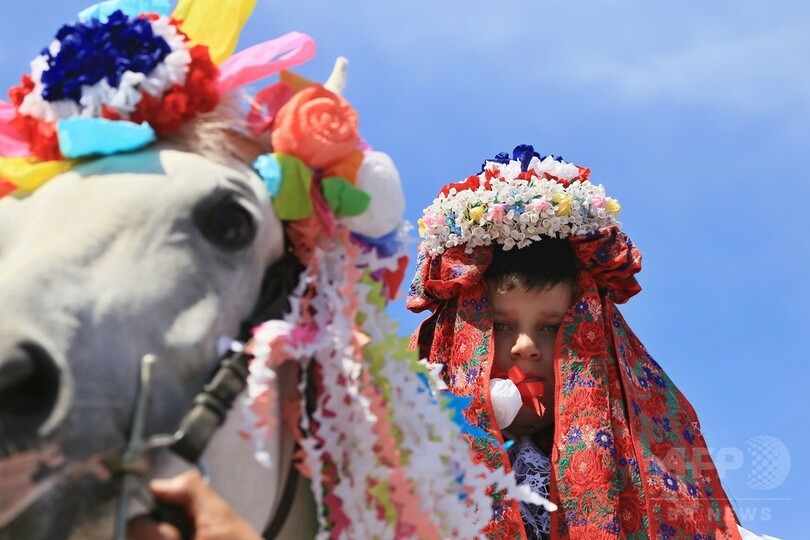 華やかな民族衣装で騎馬行列、チェコの伝統行事「王様騎行」