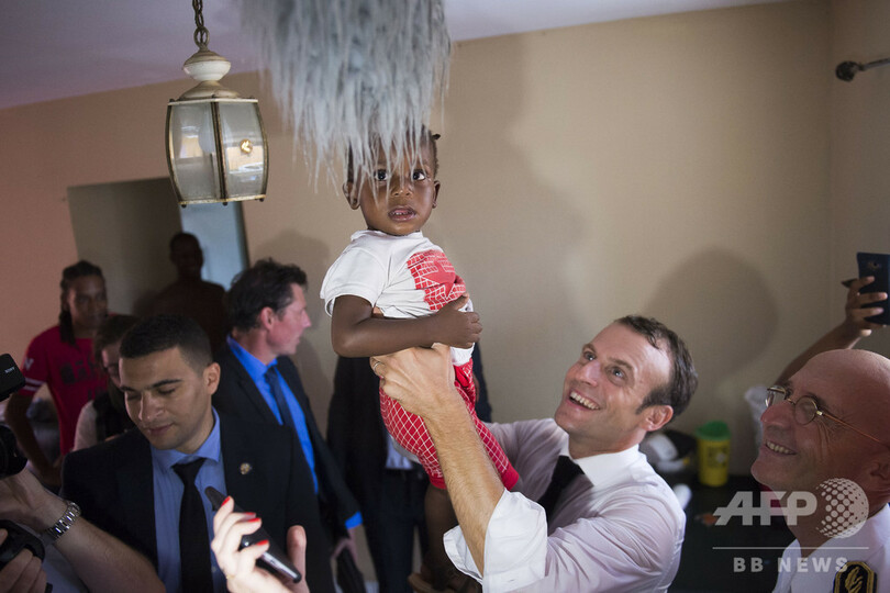 マクロン仏大統領、中指立てた青年との記念写真への批判を一蹴