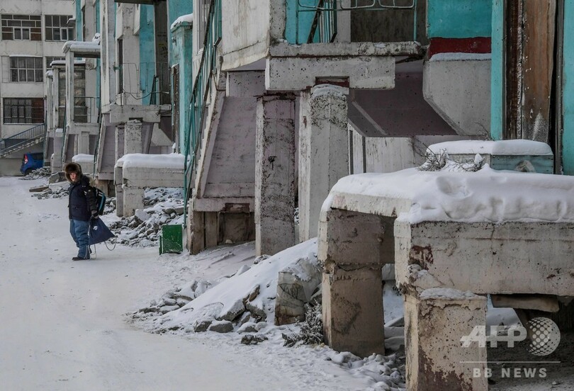 温暖化で解ける永久凍土 傾く建物、有害物質放出の恐れも シベリア