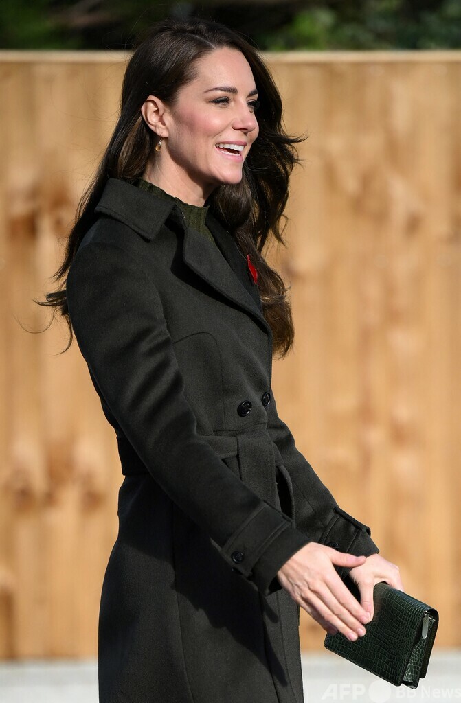 キャサリン妃、育児支援施設を訪問