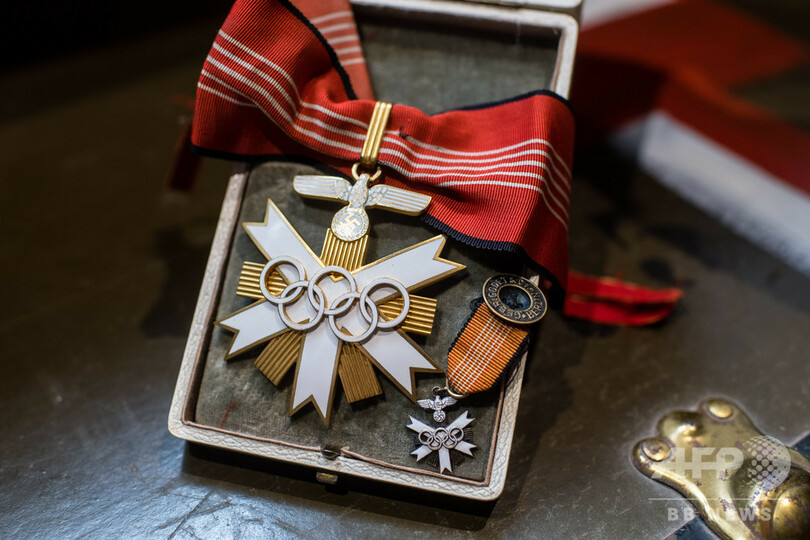 ヒトラーの帽子に600万円、独ナチス競売で高額落札続出 国内外から非難