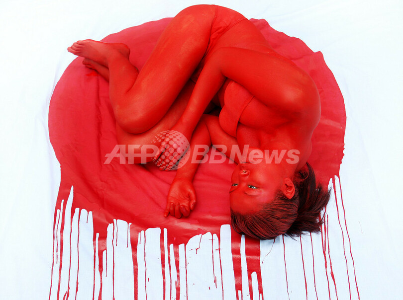 オーストラリアの反捕鯨活動団体、血の「日の丸」になって抗議活動