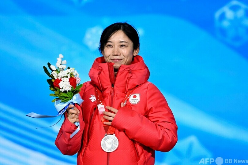 高木美帆に銀メダル授与 スピードスケート女子500m、北京冬季五輪
