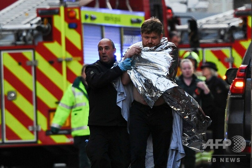 ロンドン刃物襲撃事件、容疑者取り押さえた市民らに称賛集まる