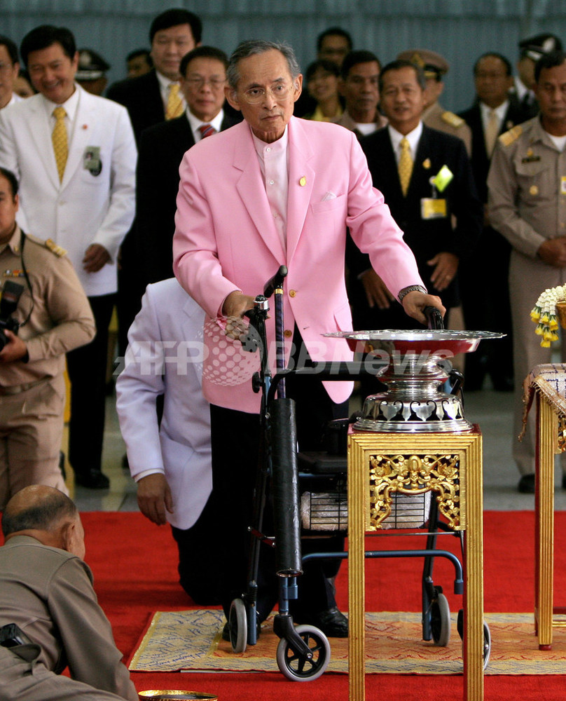 タイのプミポン国王、25日ぶりに国民の前に 写真3枚 国際ニュース