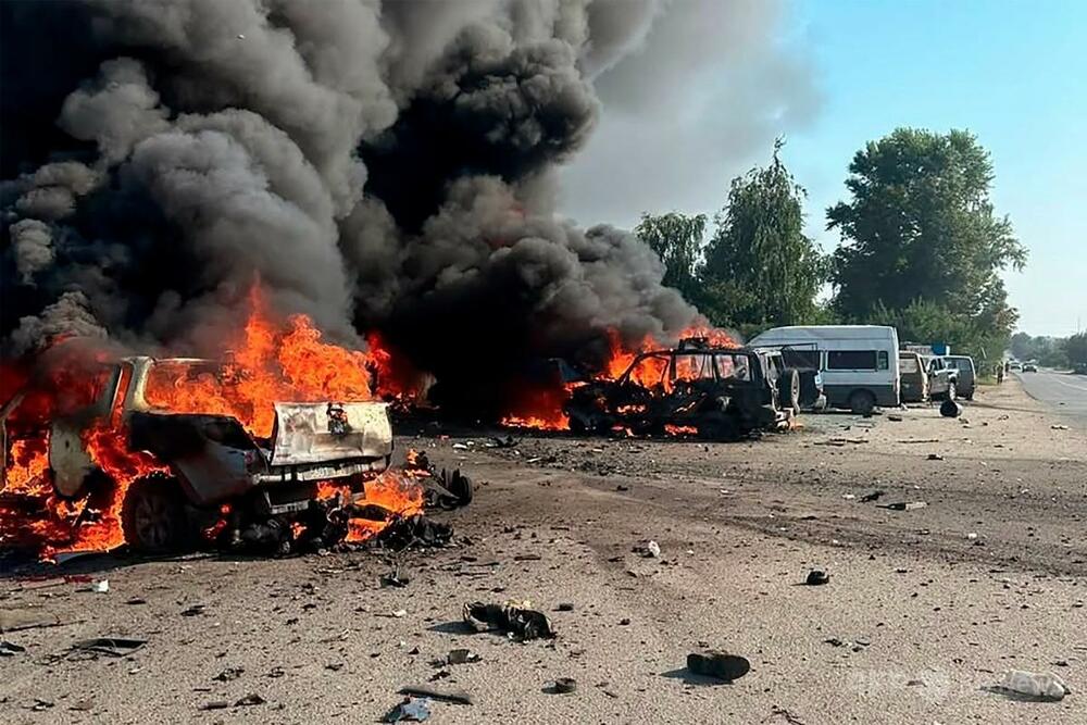 ロシア軍、ウクライナ北東部の村を攻撃し10人死亡 知事発表