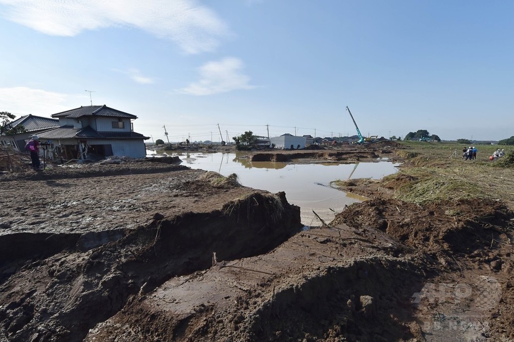茨城県常総市の水害被災地、安倍首相が視察 写真33枚 国際ニュース:AFPBB News 茨城県常総市の水害被災地、安倍首相が視察 写真33枚 国際ニュース:AFPBB News