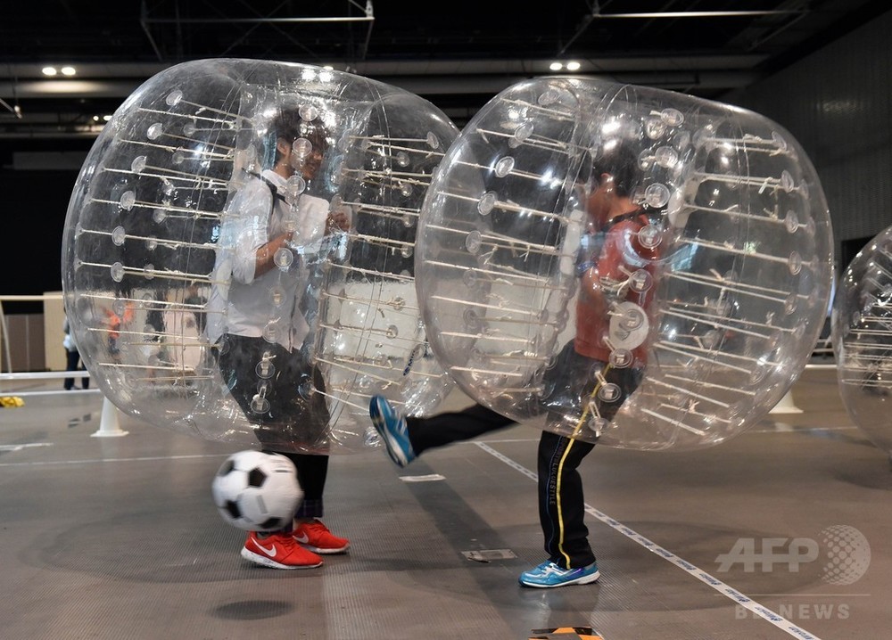 ぶつかっても平気 ノルウェー発祥のバブルサッカー 科学未来館 写真8枚 国際ニュース Afpbb News