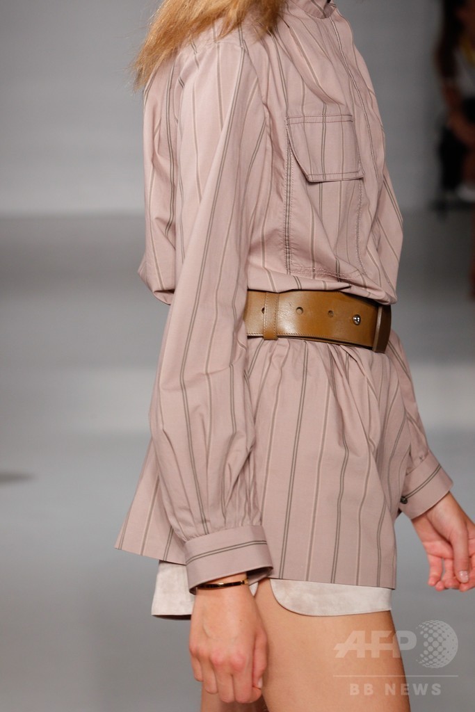 膝下丈のスカートでエレガントに、「ジル・スチュアート」15年春夏