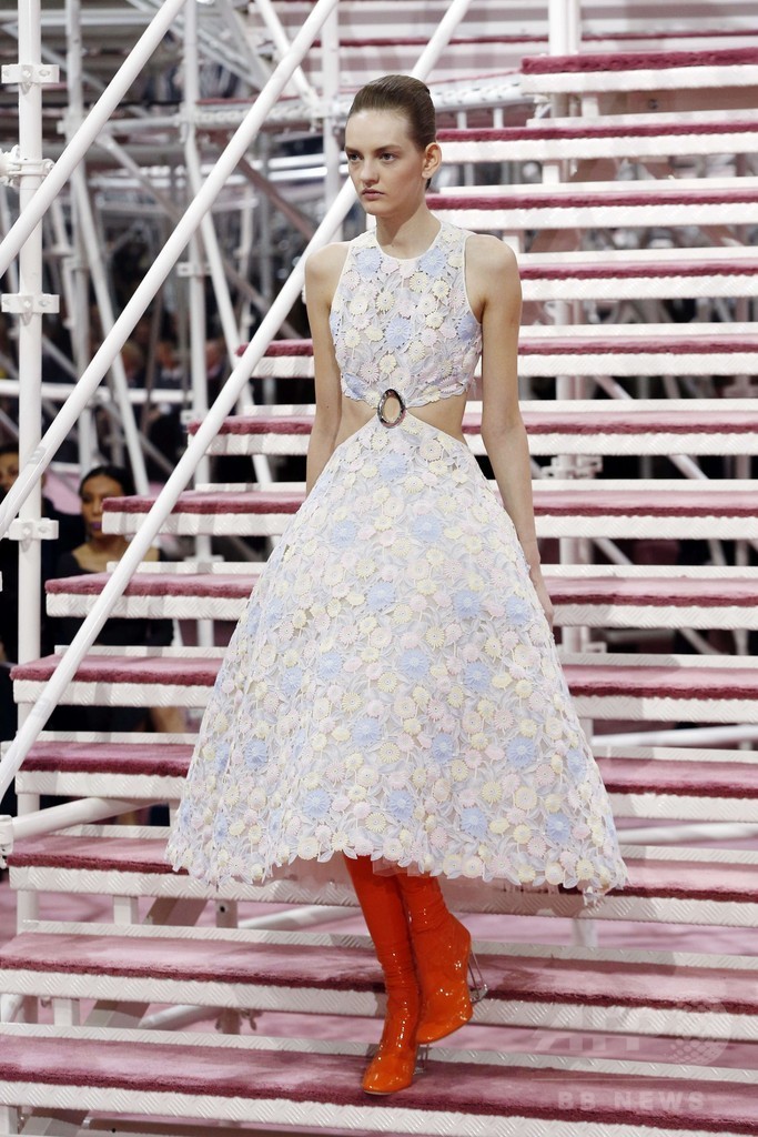 50～70年代の要素を取り入れた新たな女性像を提案、「ディオール」15年春夏オートクチュール