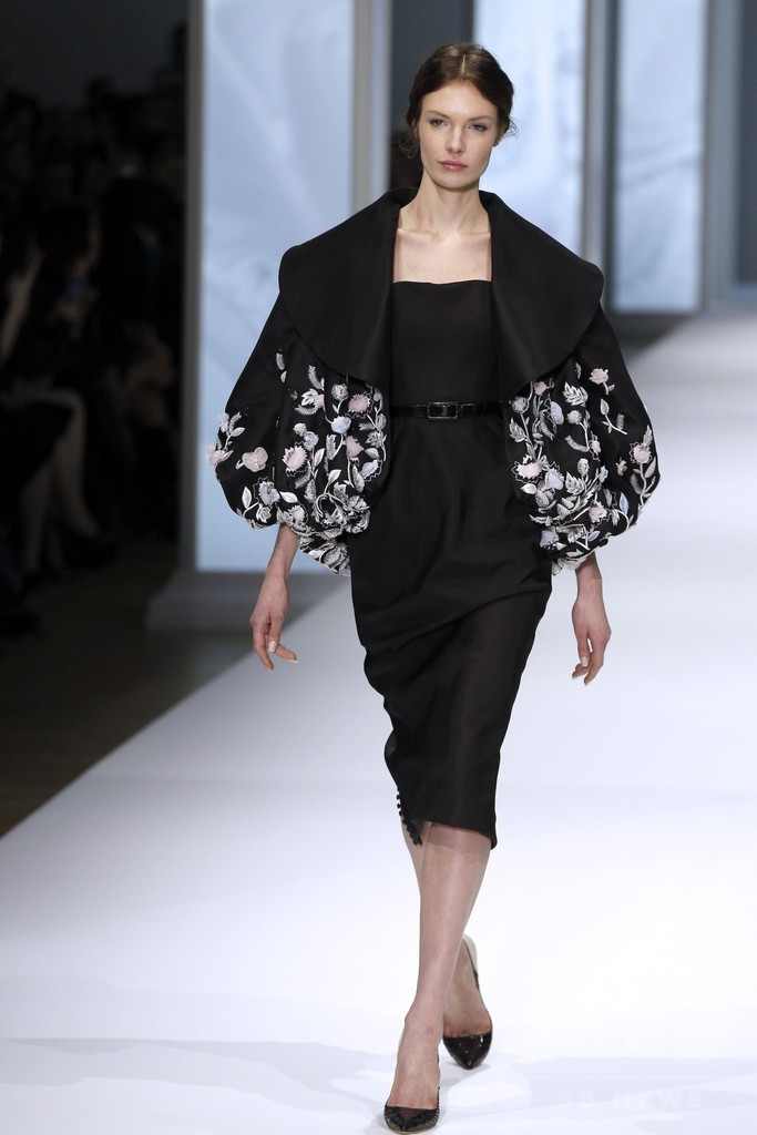 フェミニンで繊細なドリームドレス、「ラルフ＆ルッソ」15年春夏オートクチュール