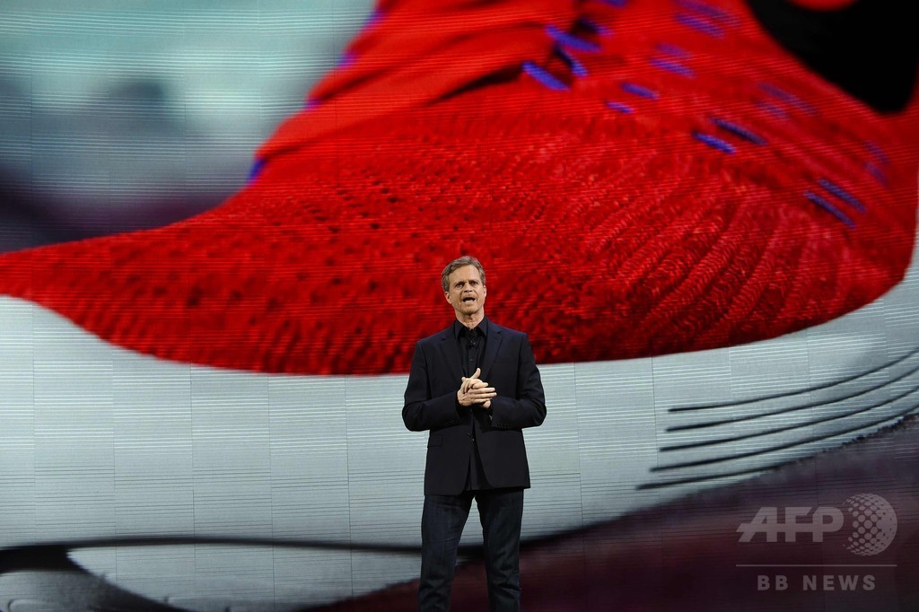ナイキ、自動で靴ひも結ぶシューズ発表 他にも革新的製品ずらり