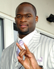 写真は会場でポーズをとるNFL・テネシー・タイタンズ（%%Tennessee Titans%%）のQBヴィンス・ヤング（%%Vince Young%%）。(c)AFP/Getty Images Jeff Gentner