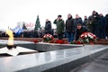 ウクライナ東部マキイフカで多数死亡したとされるロシア兵に花を手向ける人々。ロシア・サマラで（2023年1月3日撮影）。(c)Arden Arkman / AFP 
