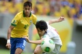 サッカーコンフェデレーションズカップ2013（Confederations Cup 2013）・グループA、ブラジル対日本。ブラジルのネイマール（Neymar da Silva Santos Junior）とボールを競る内田篤人（Atsuto Uchida、2013年6月15日撮影）。(c)AFP/VANDERLEI ALMEIDA