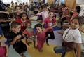 パレスチナ自治区ガザ地区（Gaza Strip）北部ジャバリヤ（Jabaliya）の避難所として使われている学校で、心に傷を負った子どもたちを支援する国連（UN）のプログラムの一環として行われるグループクラスに参加する子どもたち（2014年8月2日撮影）。(c)AFP/MOHAMMED ABED