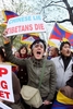 パリ（Paris）で、チベット（Tibet）自治区での暴動を武力鎮圧した中国政府に対する抗議デモに参加する人々（2008年3月16日撮影）。(c)AFP/FRANCOIS GUILLOT