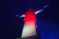 ブラジル・リオデジャネイロ（Rio de Janeiro）にあるコルコバード（Corcovado）の丘に立つ、ドイツの国旗の色に染め上げられた巨大なキリスト像（Christ the Redeemer、2014年7月12日撮影）。(c)AFP/YASUYOSHI CHIBA