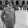 仏パリで、仏首相から勲章を授与された英保守党党首ウィンストン・チャーチル氏（1947年5月10日撮影）。(c)PIGISTE / AFP