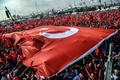 トルコ・イスタンブールで行われた「反テロ」集会で広げられた巨大なトルコ国旗（2015年9月20日撮影）。(c)AFP/OZAN KOSE