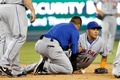 15MLBプレーオフ、ナ・リーグ地区シリーズ（5回戦制）、ロサンゼルス・ドジャース対ニューヨーク・メッツ。スライディングを仕掛けたロサンゼルス・ドジャースのチェイス・アトリーと接触し、グラウンドで治療を受けるニューヨーク・メッツのルーベン・テハダ（2015年10月10日撮影）。(c)AFP/Getty Images/Sean M. Haffey
