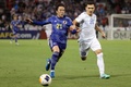 サッカーU-23アジアカップ決勝、日本対ウズベキスタン。ウズベキスタンのルスランベク・ジヤノフ（右）とボールを競る大畑歩夢（2024年5月3日撮影）。(c)KARIM JAAFAR / AFP