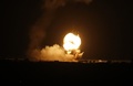 パレスチナ自治区ガザ地区南部のハンユニスで、イスラエル空軍機の空爆により上がった炎（2020年11月22日撮影）。(c)SAID KHATIB / AFP