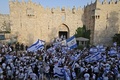 中東エルサレムで、イスラエル国旗を掲げて旧市街のダマスカス門前に集まったユダヤ人デモ隊（2022年5月29日撮影）。(c)Ahmad GHARABLI / AFP