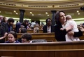 スペインで招集された下院議会で、赤ちゃんを連れて出席したカロリーナ・ベスカンサ議員（右、2016年1月13日撮影）。(c)AFP/PIERRE-PHILIPPE MARCOU