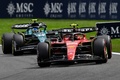 23F1第13戦ベルギーGP決勝。レースに臨むフェラーリのカルロス・サインツ・ジュニア（手前）とアストンマーティンのフェルナンド・アロンソ（2023年7月30日撮影）。(c)JOHN THYS/ AFP