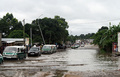 コンゴ共和国の首都ブラザビル（Brazzaville）南部を襲った集中豪雨で住宅数十棟が倒壊し、10日の当局の発表によると、少なくとも13人が死亡、26人が負傷した。

赤十字（Red Cross）では、被災地で13人の遺体が発見されたと発表した。また、ブラザビル南部のマケレケレ（Makelekele）地区の区長は報道陣に対し、少なくとも26人が負傷したと語った。

目撃者によると、メケレケレの近くに流れている川の土手が決壊し、数十棟もの家屋が倒壊したという。

現地警察は死者数が発表通りであることを認め、洪水で被災した600人近い住民のために避難所を設けたと発表した。

写真は洪水で冠水したマケレケレ（Makelekele）地区の道路（2012年12月10日撮影）。(c)AFP/GUY GERVAIS KITINA