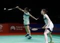 バドミントン、インドネシア・オープン、女子ダブルス準決勝。試合に臨む松山奈未（奥）/志田千陽組（2021年11月27日撮影）。(c)AFP PHOTO / Badminton Association of Indonesia