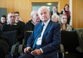 ドイツ・デトモルトの法廷で行われたアウシュビッツ強制収容所の元看守、ラインホルト・ハニング被告の裁判に出席するアウシュビッツの生存者レオン・シュバルツバウムさん、2016年4月29日。(c)AFP/Bernd Thissen