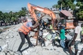 地震に見舞われたハイチ南西部レカイで、生存者を捜索する人々（2021年8月15日撮影）。(c)Reginald LOUISSAINT JR / AFP