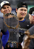 24MLB、ワールドシリーズ（7回戦制）、ニューヨーク・ヤンキース対ロサンゼルス・ドジャース。ワールドシリーズの優勝トロフィーを手にするロサンゼルス・ドジャースの大谷翔平（2024年10月30日撮影）。(c)Elsa/Getty Images/AFP