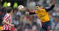 ヘディングをするアーセナルのロビン・ファン・ペルシー（%%Robin Van Persie%%、右）。（2008年10月4日撮影）(c)AFP/ANDREW YATES