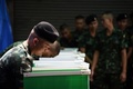 タイの首都バンコクの投票所で、票を投じる兵士ら（2019年3月24日撮影）。(c)AFP/Lillian SUWANRUMPHA