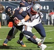 18NFL第7週、シカゴ・ベアーズ対ニューイングランド・ペイトリオッツ。ニューイングランド・ペイトリオッツのエイドリアン・クレイボーン（奥）のタックルを受けるシカゴ・ベアーズのミッチェル・トゥルビスキー（2018年10月21日撮影）。(c)Jonathan Daniel / GETTY IMAGES NORTH AMERICA / AFP