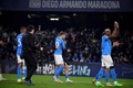 サッカー欧州チャンピオンズリーグ、決勝トーナメント1回戦第1戦、ナポリ対FCバルセロナ。試合を終え、観客にあいさつするナポリの選手ら（2024年2月21日撮影）。(c)Tiziana FABI / AFP