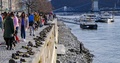 ハンガリー・ブダペストの国会議事堂近くを流れるドナウ川堤防で、「ホロコースト（ユダヤ人大量虐殺）犠牲者を想起する国際デー」に、ハンガリー系ユダヤ人犠牲者を悼むモニュメントに敬意を払う人々（2025年1月27日撮影）。(c)ATTILA KISBENEDEK / AFP