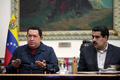 がん再発を公表したベネズエラのウゴ・チャベス（Hugo Chavez）大統領（左）と、後継候補に指名されたニコラス・マドゥロ（Nicolas Maduro）副大統領（2012年12月8日撮影、ベネズエラ大統領府提供写真）。(c)AFP PHOTO/PRESIDENCIA