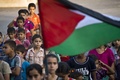 パレスチナ自治区ガザ（Gaza）地区の国連（UN）が運営する学校校庭に並ぶパレスチナ人の子どもたち。イスラム原理主義組織ハマス（Hamas）とイスラエルの戦闘によって家を失った数百家族が、現在この学校で避難生活を送っている（2014年8月24日撮影）。(c)AFP/ROBERTO SCHMIDT