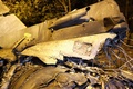 ロシア南西部エイスクの住宅地に墜落したスホイ34戦闘爆撃機の残骸（2022年10月17日撮影）。(c)STRINGER / AFP