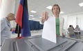 ロシアが併合を宣言したウクライナ・ドネツク州で、ロシア側が実施する地方選で投票をする人（2023年9月8日撮影）。(c)AFP