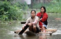 洪水により一晩で橋が崩壊したためボートで川を渡るフィリピン南部ミンダナオ（Mindanao）島の南アグサン（Agusan del Sur）州ブトゥアン（Butuan）市の住民（2014年1月14日撮影）。(c)AFP/Erwin Mascarinas
