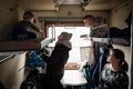 避難列車に乗る家族。ウクライナのポクロウシクで（2023年2月25日撮影）。(c)YASUYOSHI CHIBA / AFP