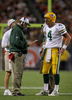 QBのブレット・ファーヴ（%%Brett Favre%%、右）に作戦を伝えるパッカーズのマイク・マッカーシー（%%Mike McCarthy%%）ヘッドコーチ。(c)AFP/Getty Images Doug Pensinger