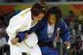 リオデジャネイロ五輪、柔道女子57キロ級3位決定戦で連珍羚（左）と対戦する松本薫（2016年8月8日撮影）。(c)AFP/Jack GUEZ